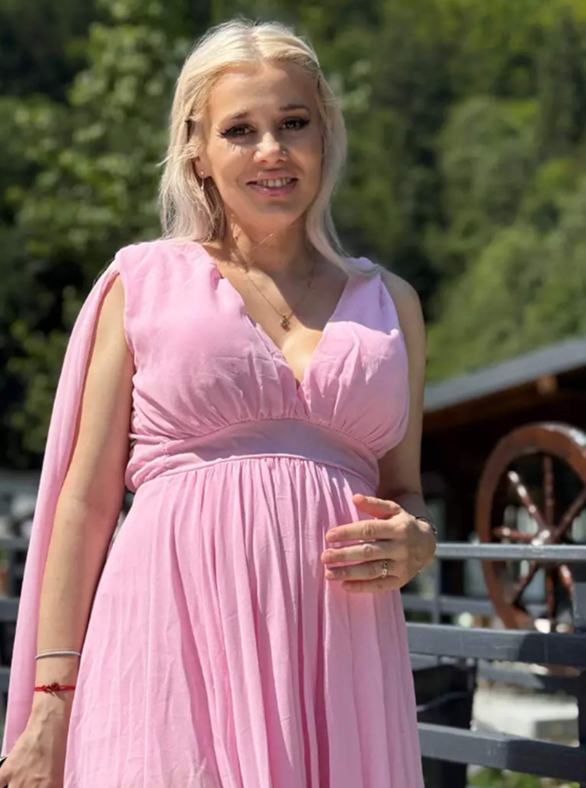 anisia gafton imbracata in rochie roz insarcinata