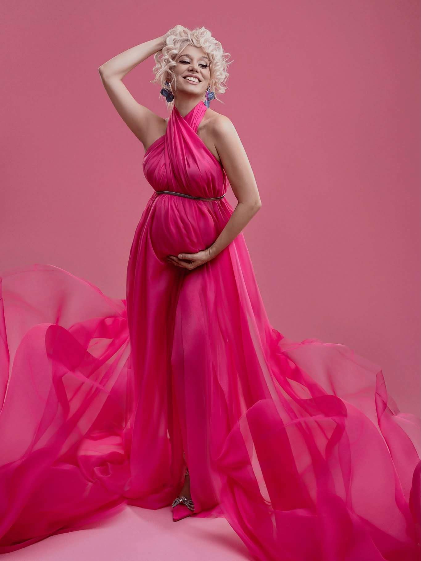 anisia gafton in roz imbracata