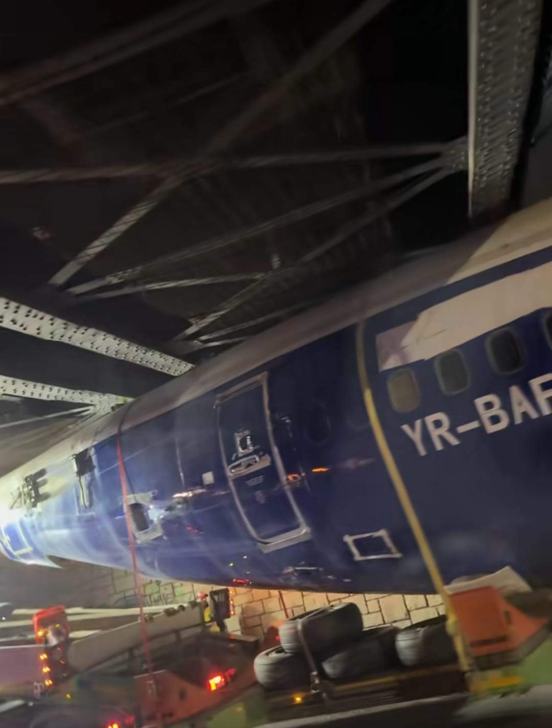 Un avion a rămas blocat sub podul din Otopeni. Totul a fost filmat