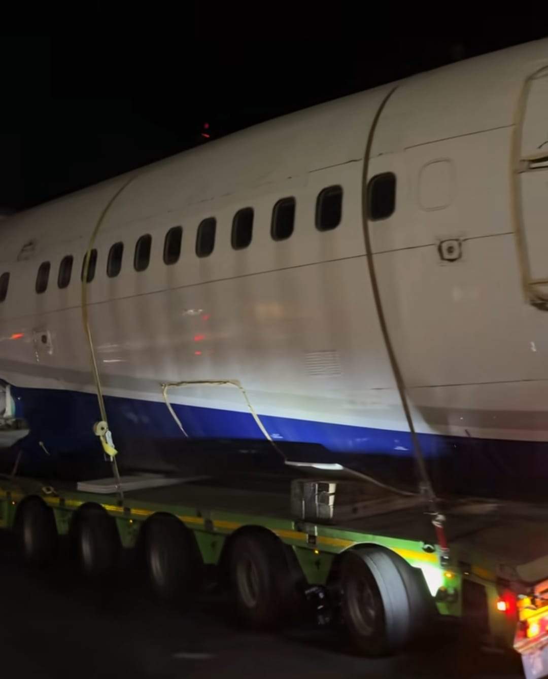 Un avion a rămas blocat sub podul din Otopeni. Totul a fost filmat
