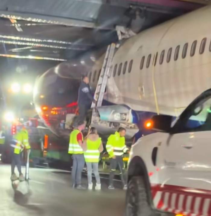 Un avion a rămas blocat sub podul din Otopeni. Totul a fost filmat