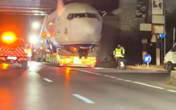 Un avion a rămas blocat sub podul din Otopeni. Totul a fost filmat