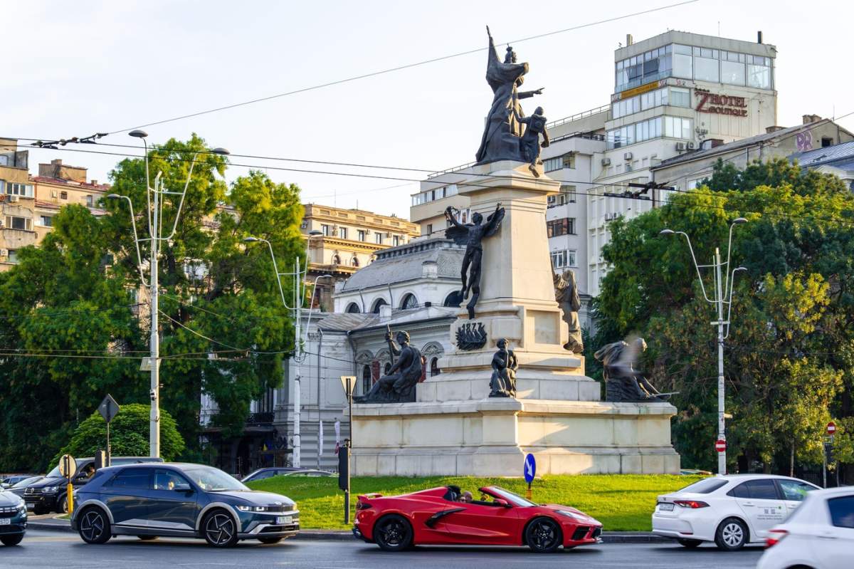 Maiestuosul monument Ion C. Brătianu din Piața Universității, cu traficul urban modern