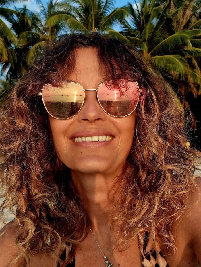 Anca Țurcașiu, cu părul creț