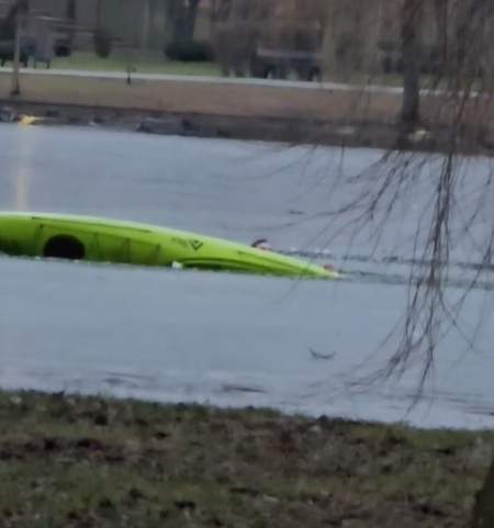 Scene șocante în parcul IOR din Capitală! Un bărbat care a sărit în lac pentru a salva un câine a fost lăsat 20 de minute în apă: "Ajungi să mori..."