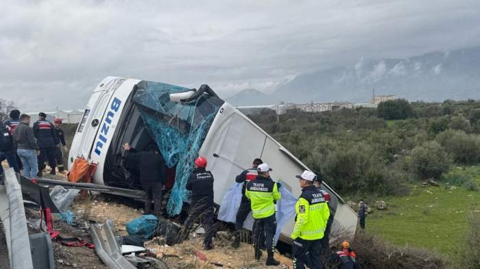Accident cumplit! Un autobuz a ieșit de pe șosea și s-a răsturnat. Mai multe persoane au murit 