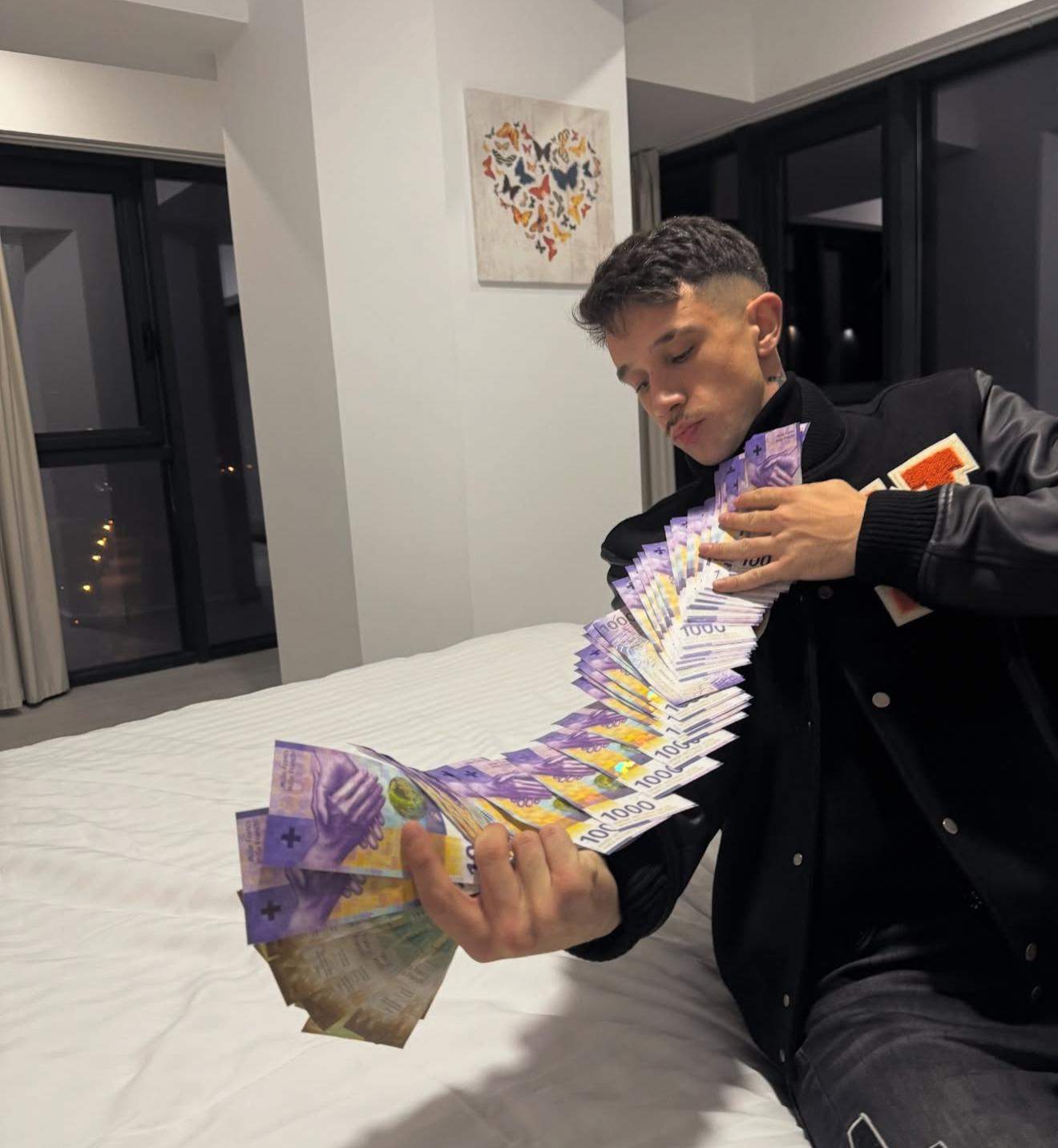 MGK s-a fotografiat cu mulți bani