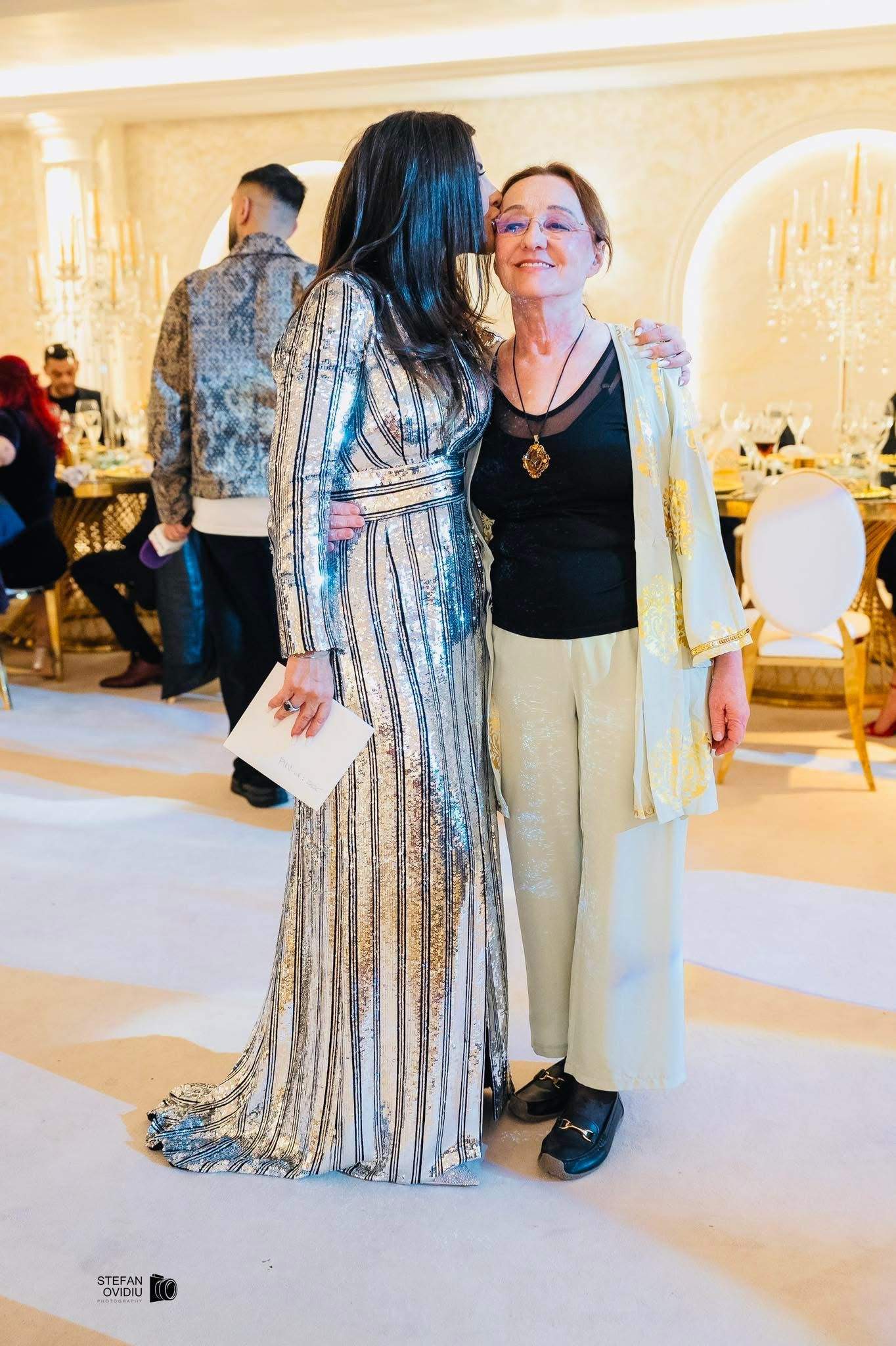 Mara Bănică și mama ei, la petrecere