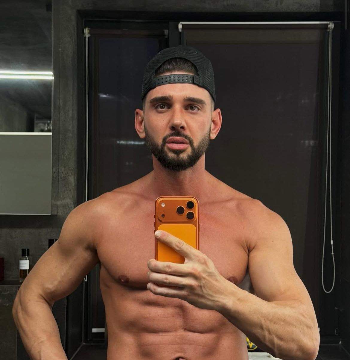 Dorian Popa, în oglindă, dezbrăcat