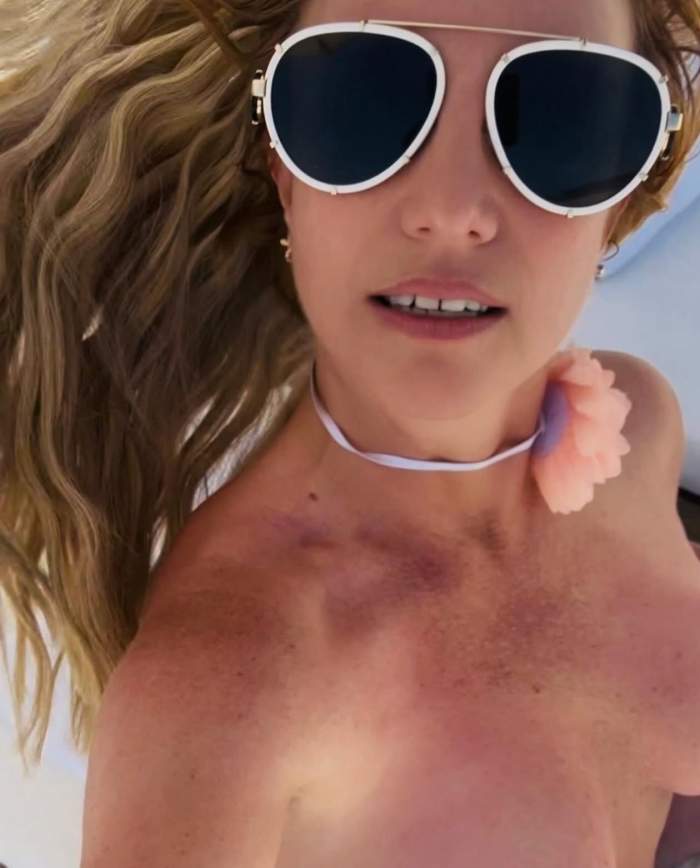 Britney Spears, apariție topless