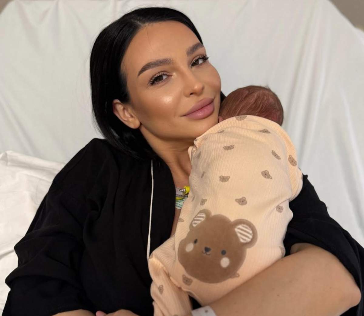 Francisca, alături de fetița ei