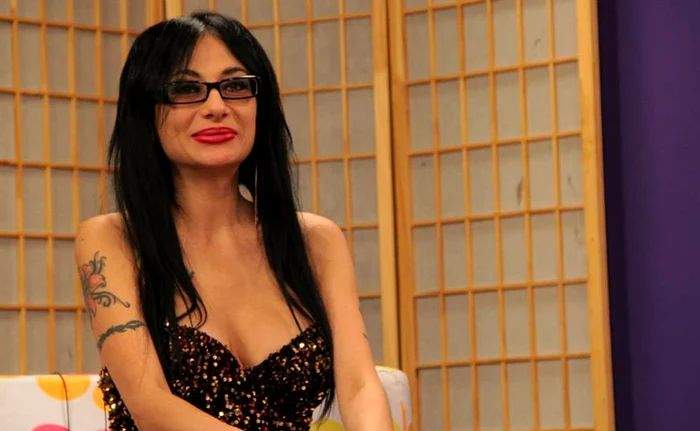 Ioana Popescu, pe Internet