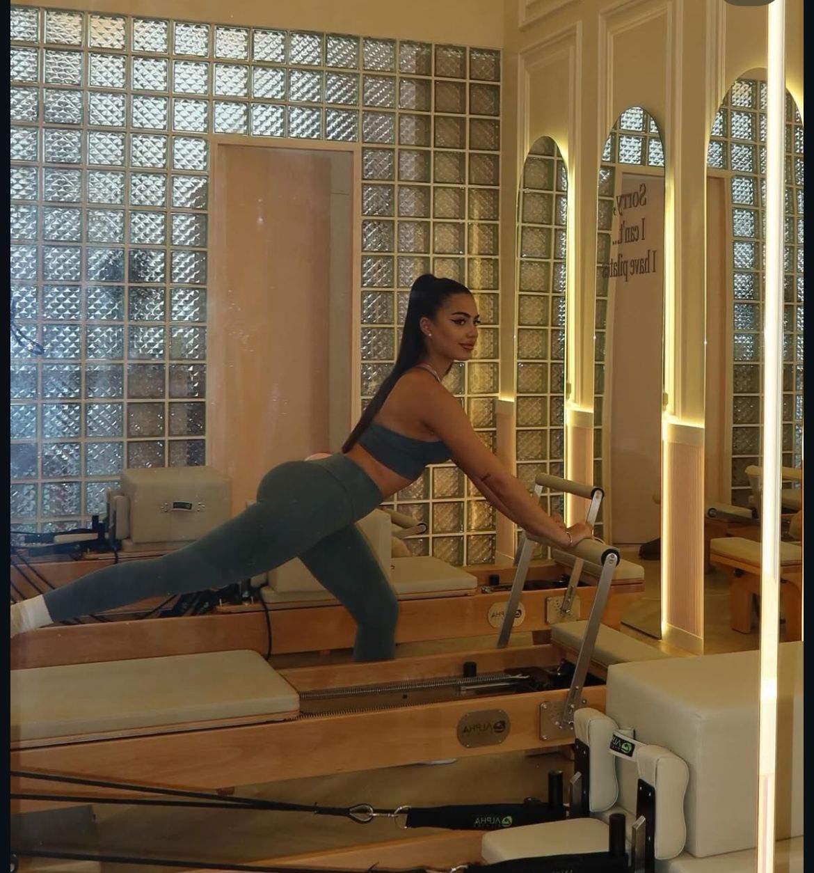 Vanessa, poză în ipostaze senzuale