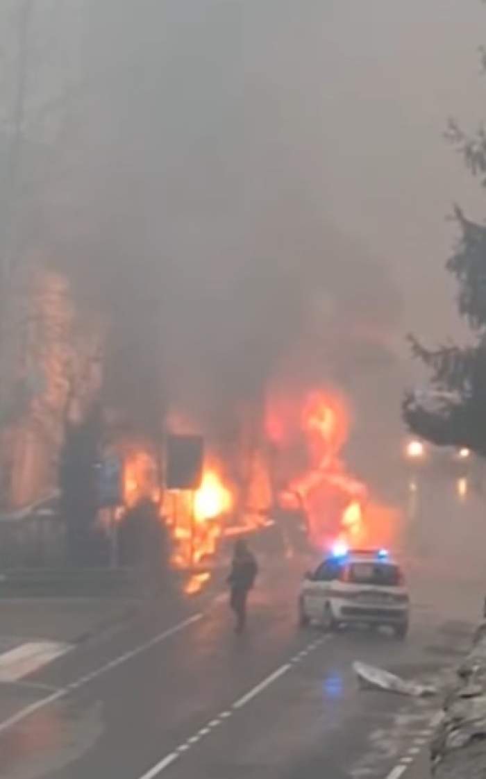 Imaginile groazei! Un camion încărcat cu butelii de oxigen a explodat pe șosea