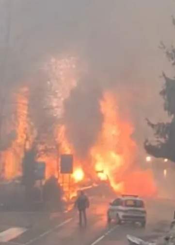 Imaginile groazei! Un camion încărcat cu butelii de oxigen a explodat pe șosea