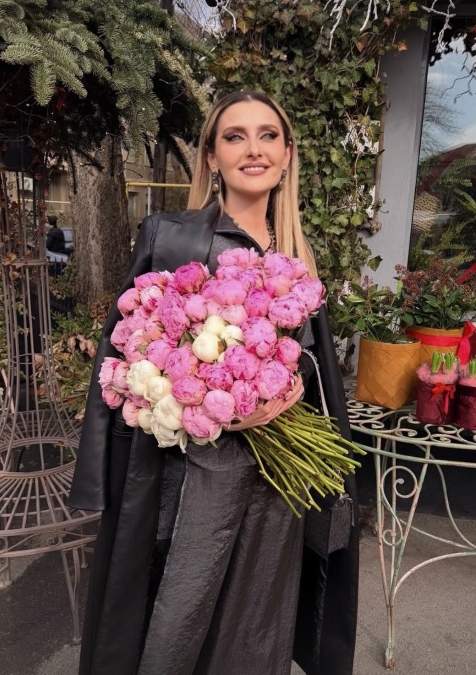 alina sorescu cu un buchet de flori