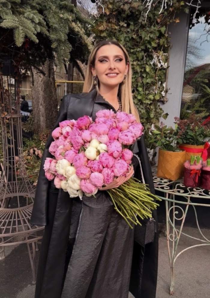 alina sorescu cu un buchet de flori