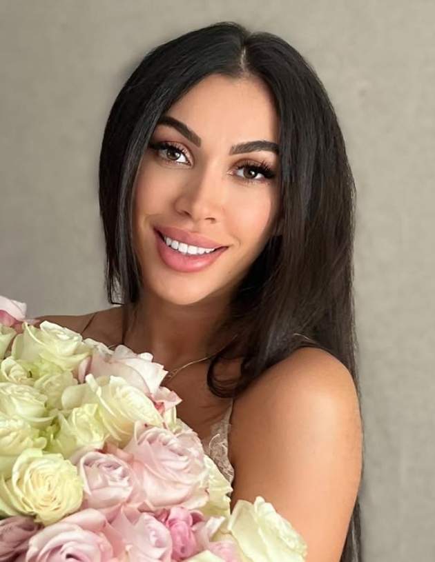 raluca pastrama cu un buchet de flori