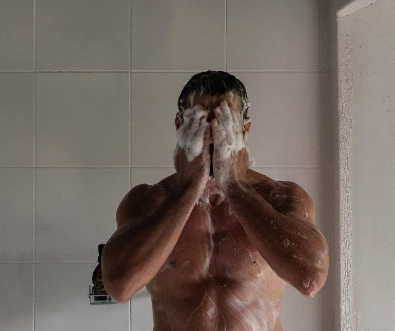 Ștefan Floroaica, fotografiat în timp ce făcea duș