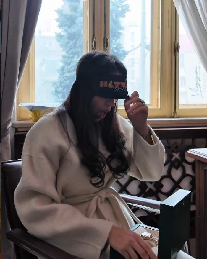 Andreea, uimită de cadoul primit