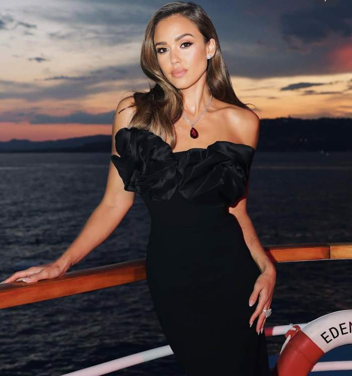 Jessica Alba, îmbrăcată elegant