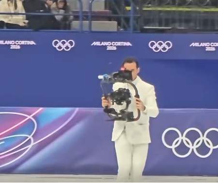 Cine este cameramanul viral pe patine de la Jocurile Olimpice! Imaginile cu el în costum alb, pe gheață, filmând, au făcut înconjurul lumii