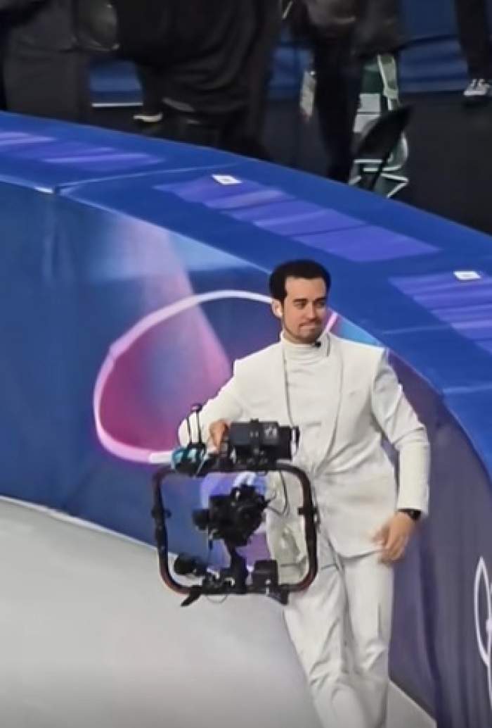 Cine este cameramanul viral pe patine de la Jocurile Olimpice! Imaginile cu el în costum alb, pe gheață, filmând, au făcut înconjurul lumii