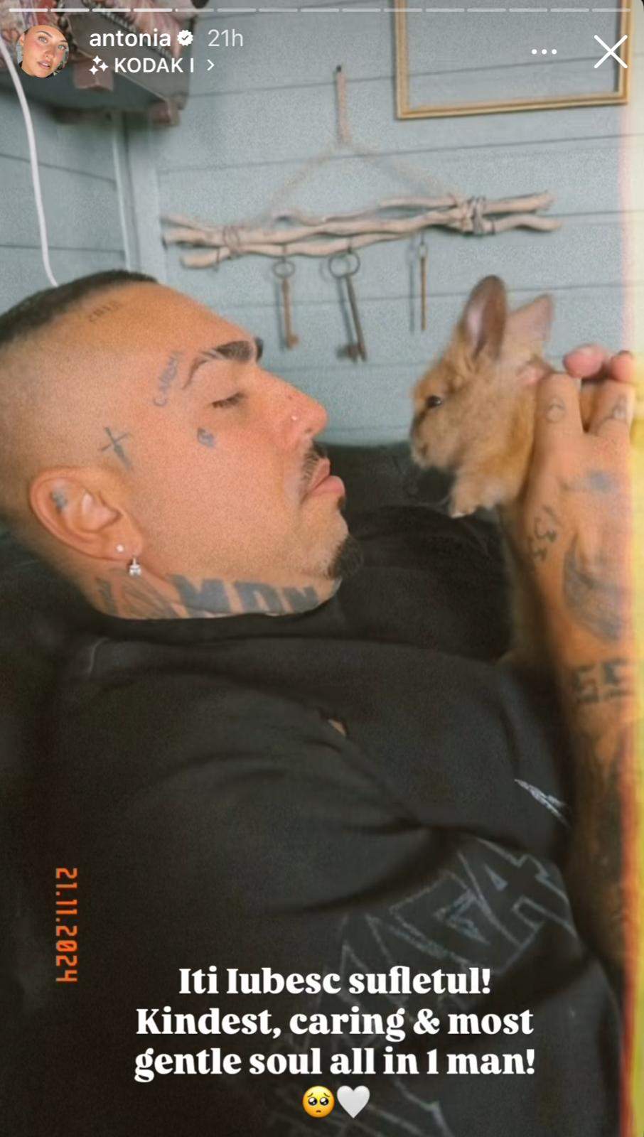 Alex velea, cu un iepuraș în mână