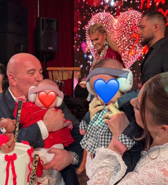 Roxana Nemeș, alături de soțul ei, în timp ce-și țin gemenii în brațe