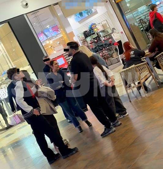 andra si prietenii la mall