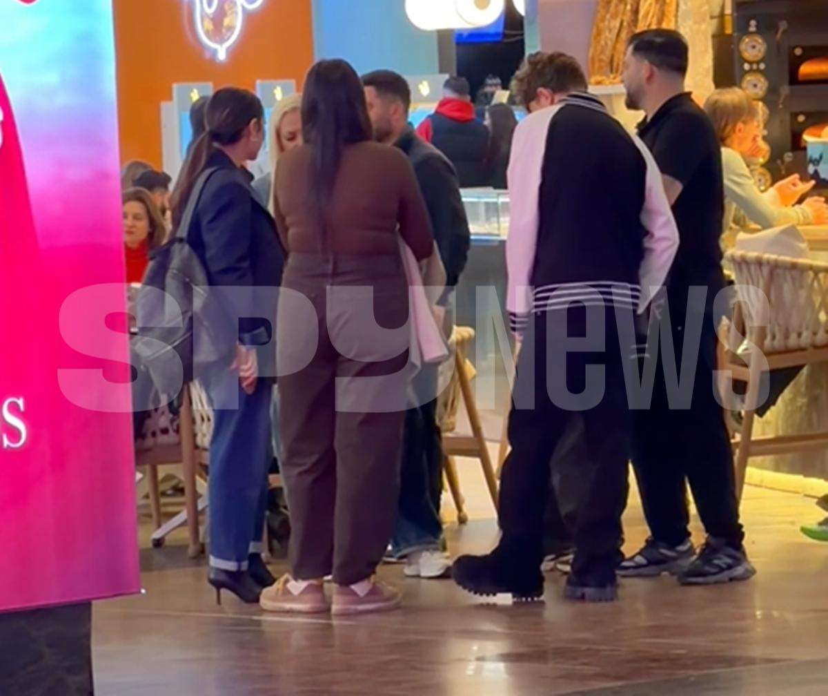 andra si prietenii la mall