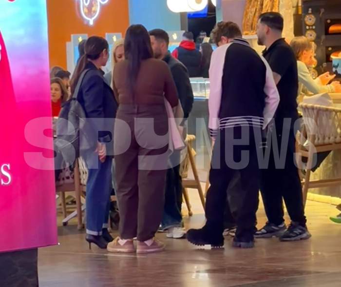 andra si prietenii la mall