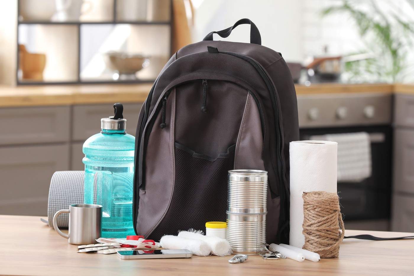 Rucsac de urgență cu lucruri necesare pe masă în bucătărie