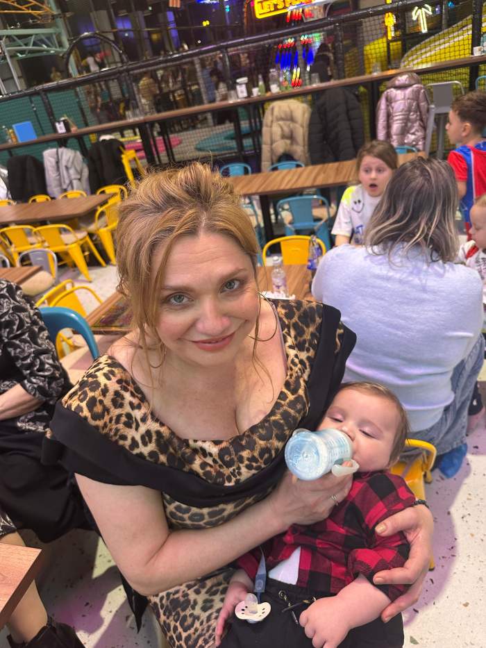 Crsitina Cioran isi hraneste fiul