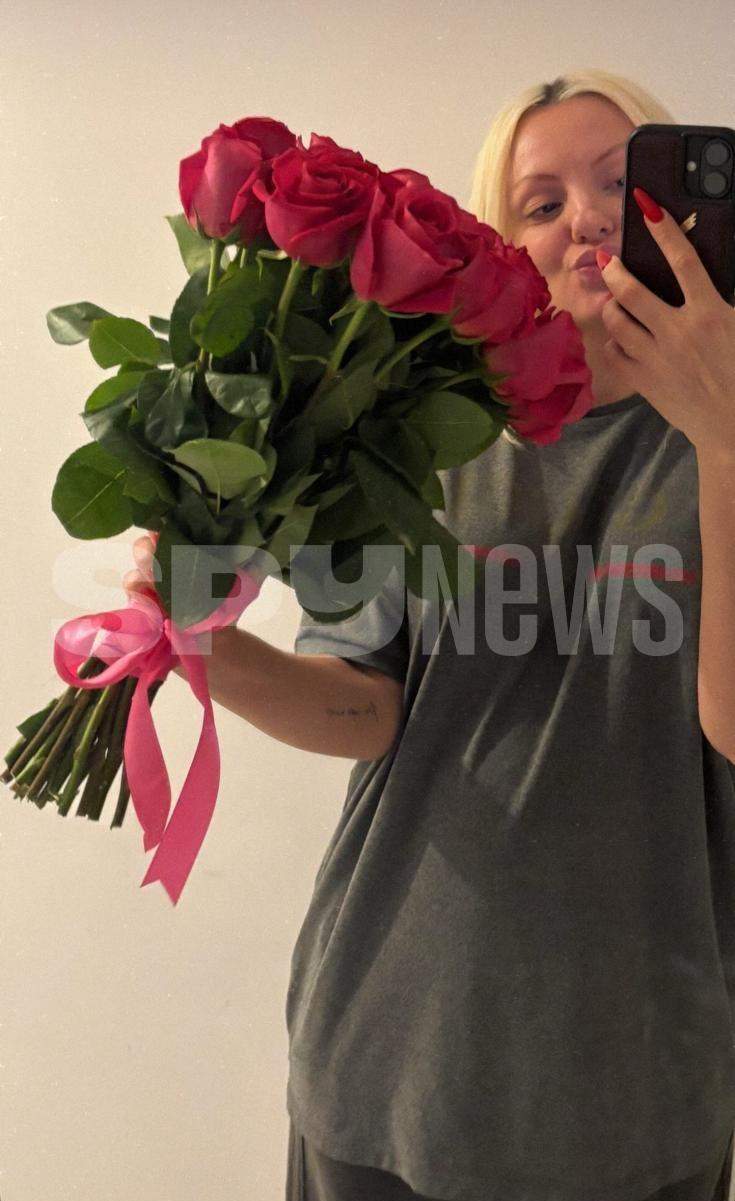 alexandra stan cu buchet de flori