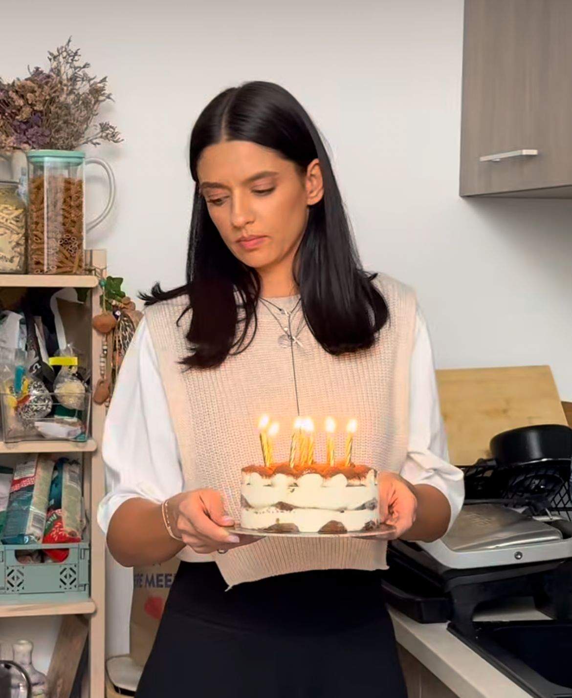 Oana Moșneagu, cu tortul pentru Vlad Gherman