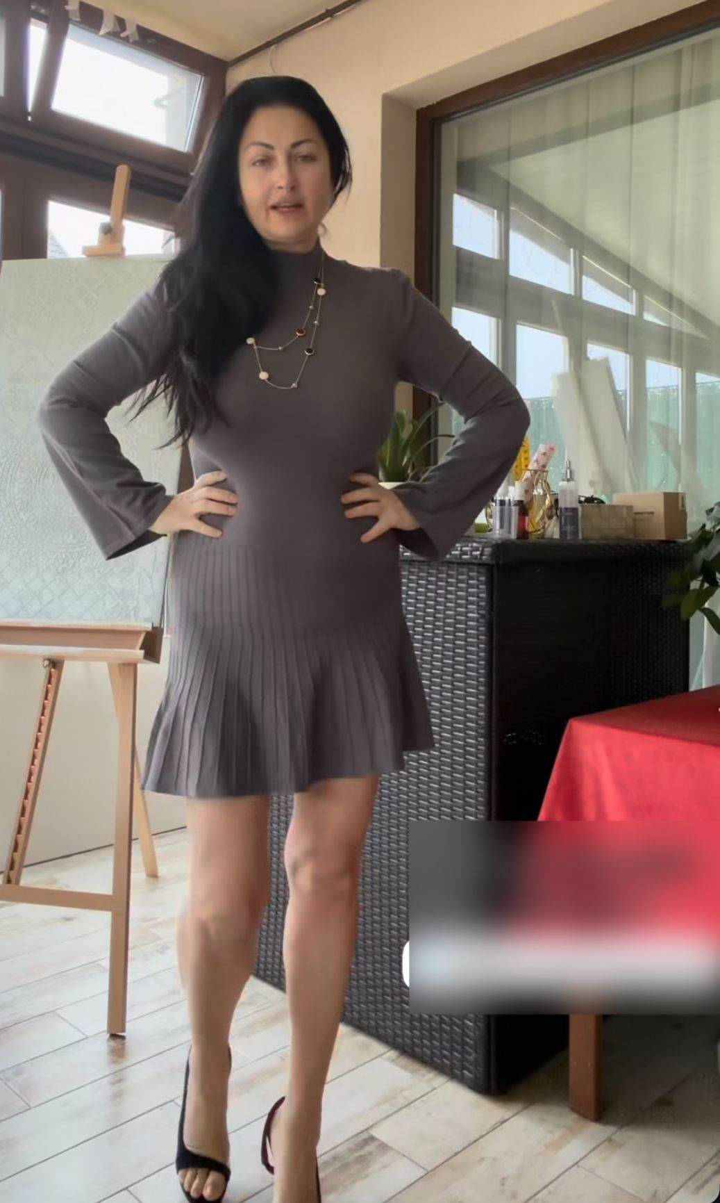 Gabriela Cristea, în rochie scurtă