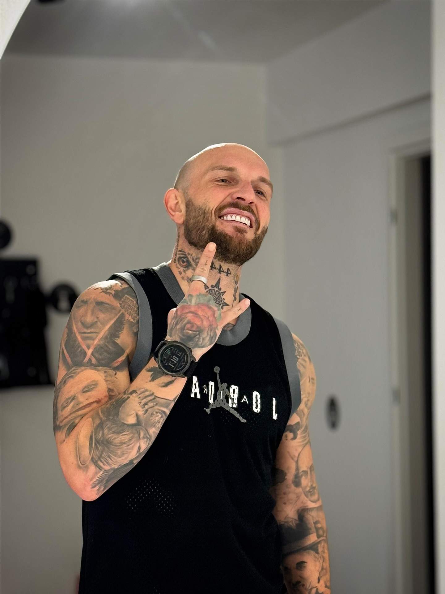 Catalin Bordea cu tatuajele la vedere