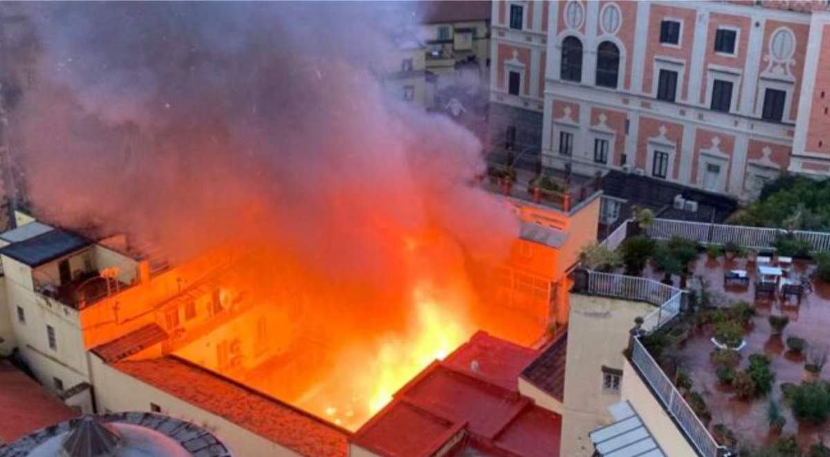 incendiu în Napoli