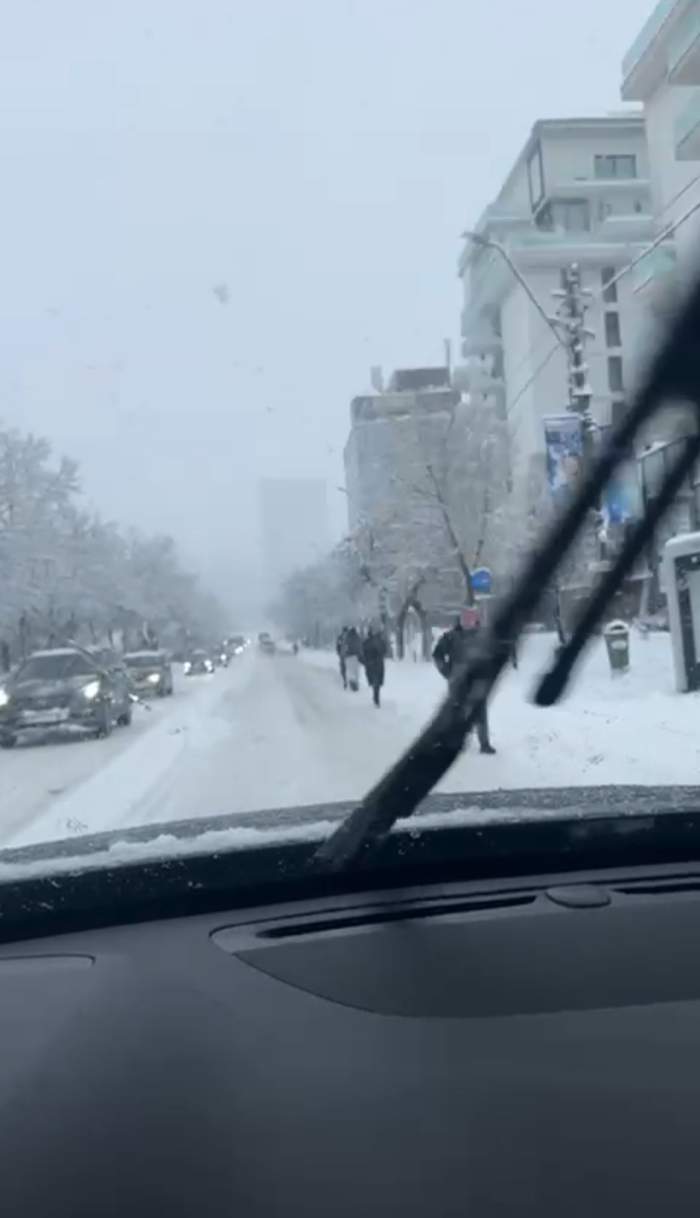România este paralizată de ninsori! Zborurile au fost anulate, iar străzile blocate de nămeți! Imagini exclusive