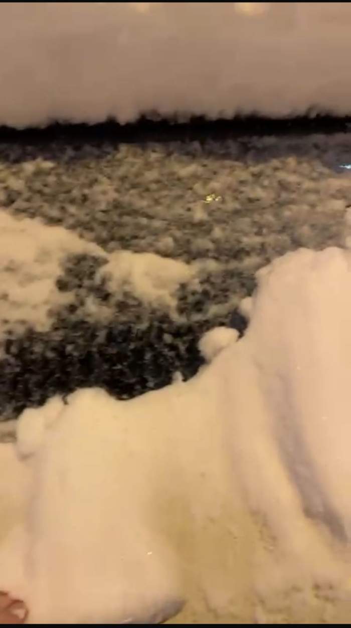 Mașina blocată de zăpadă