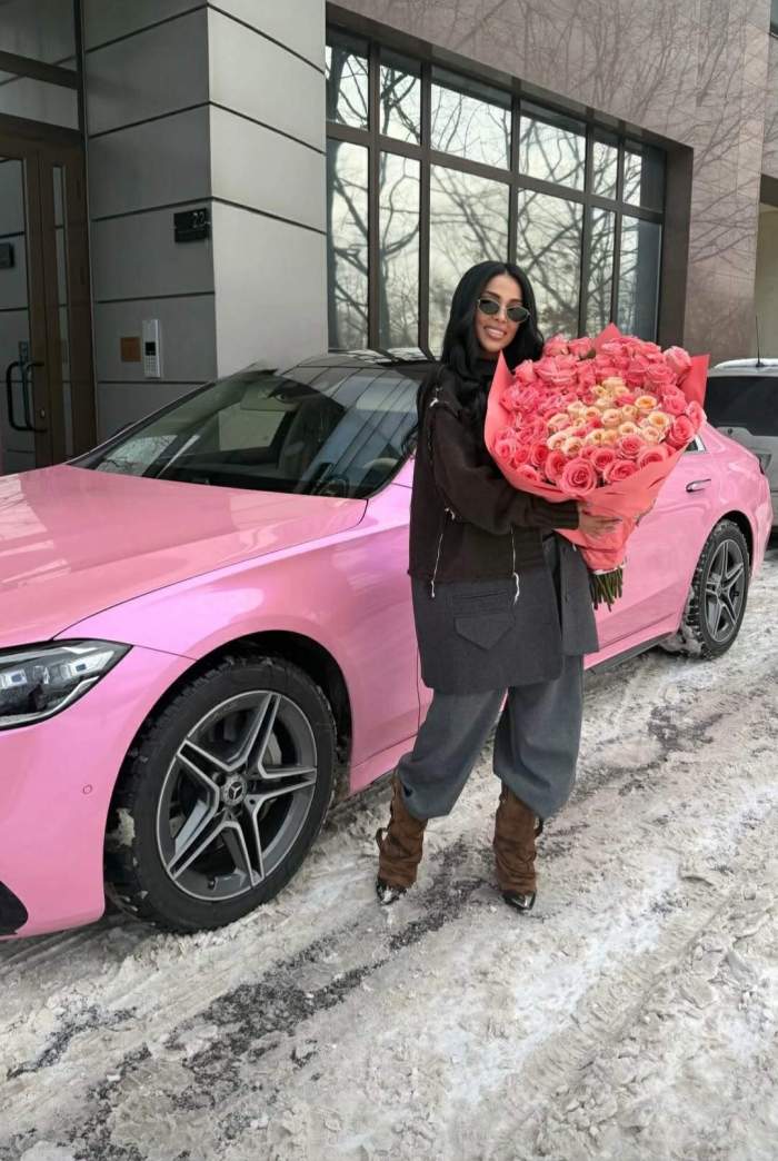 cristina pucean langa masina ei roz cu flori
