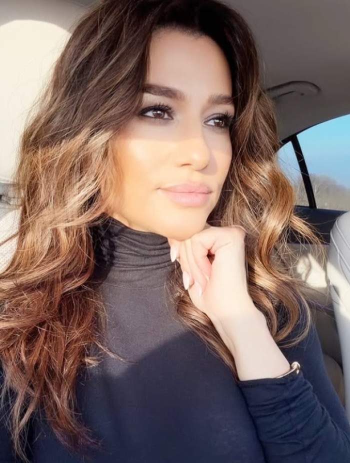 claudia patrascanu in masina selfie