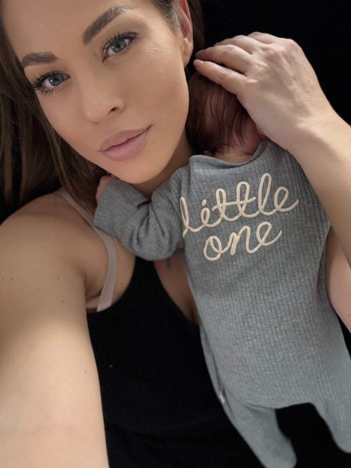 Roxana Nemes isi tine copilul in brate