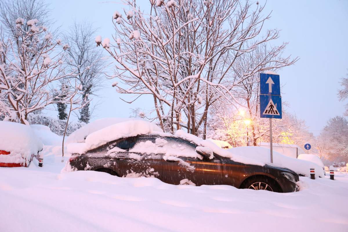 mașină acoperită de zăpadă
