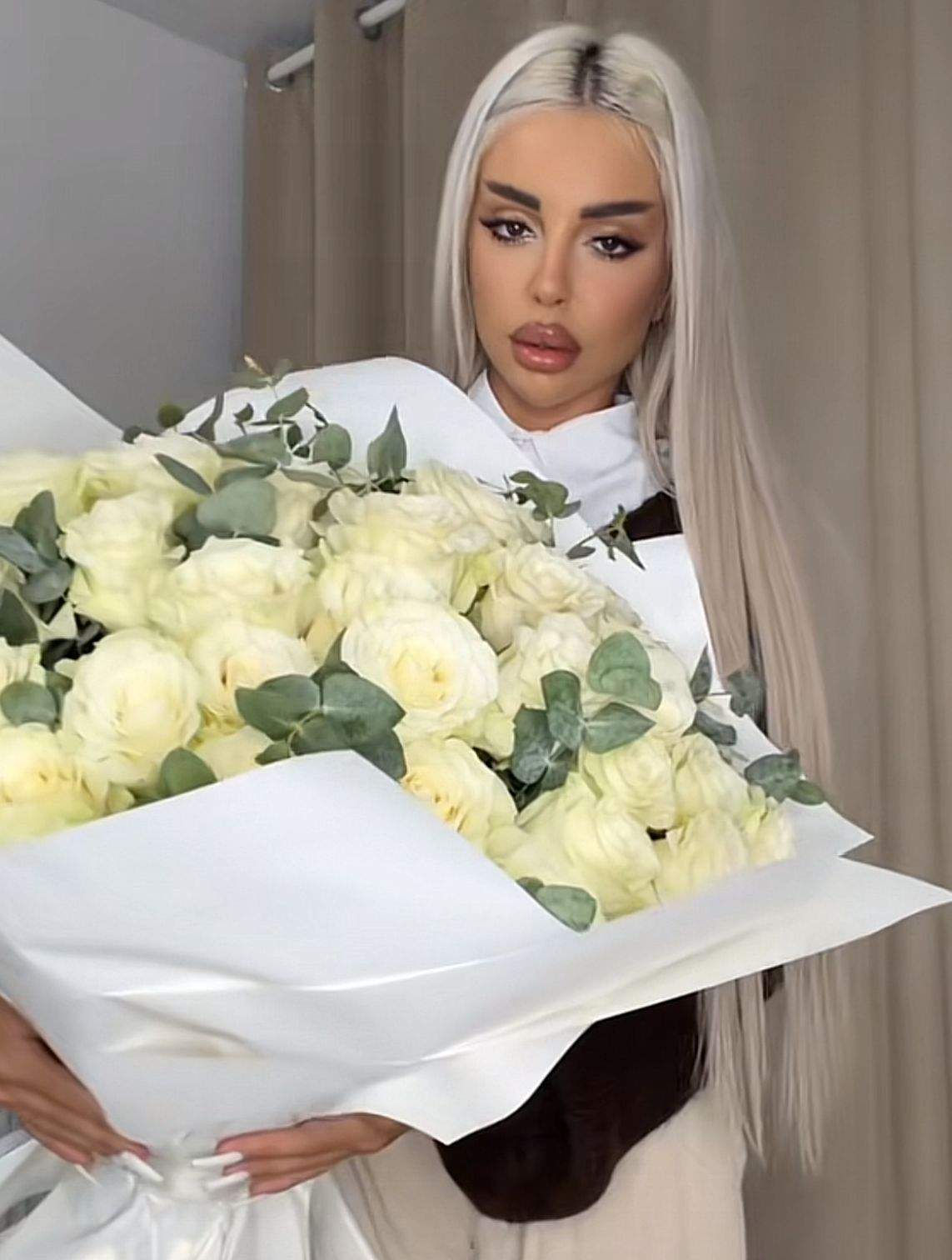 Meko i-a dăruit amantei sale, Rebeca, un buchet de trandafiri