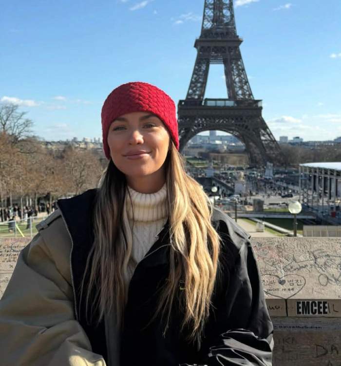 Jo, în fața Turnului Eiffel