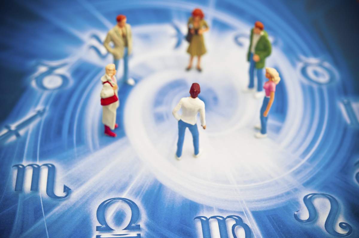 Figurine miniaturale într-o formațiune circulară pe un fundal albastru cu semne zodiacale