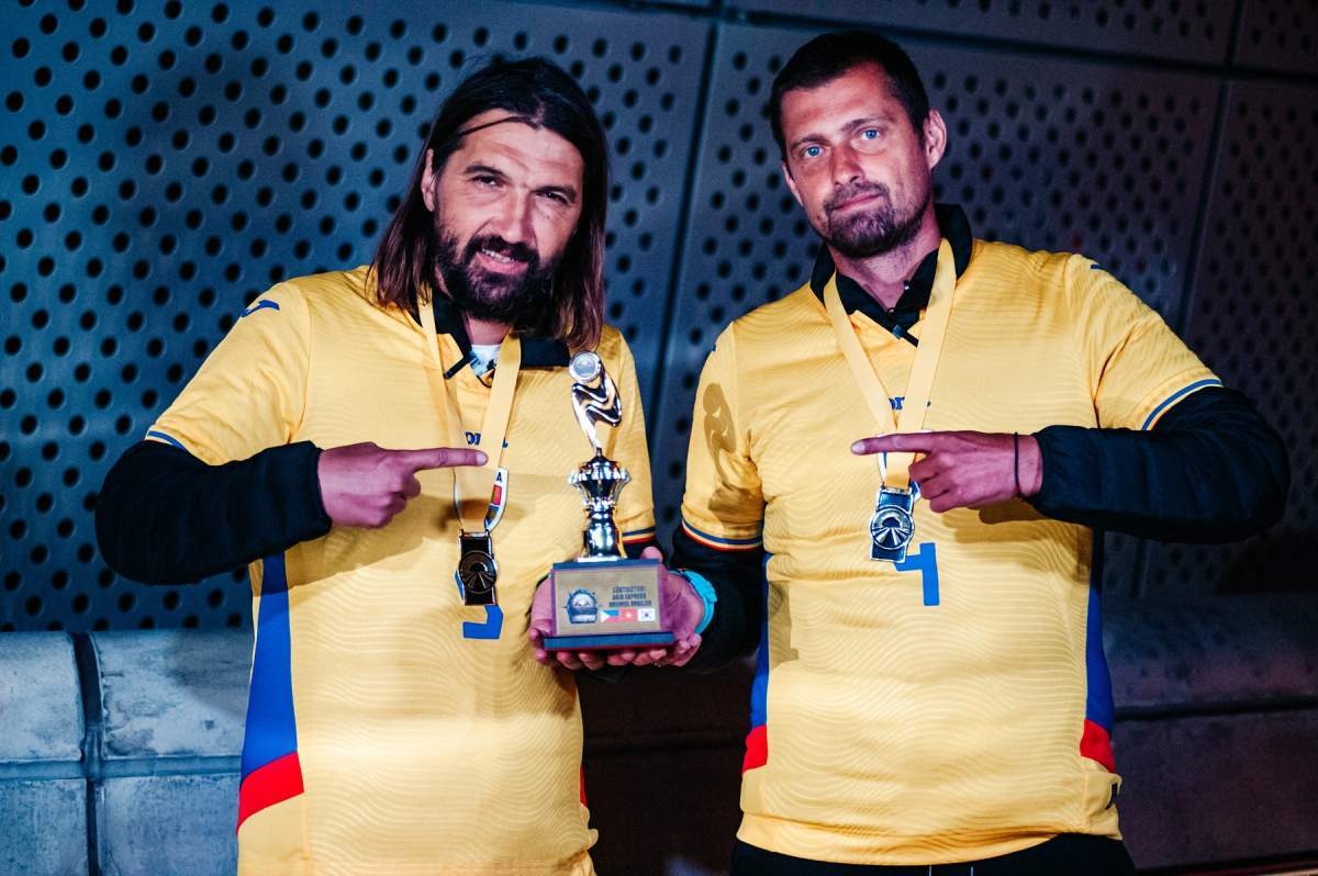 Dan Alexa și Gabi Tamaș, cu trofeul Asia Express