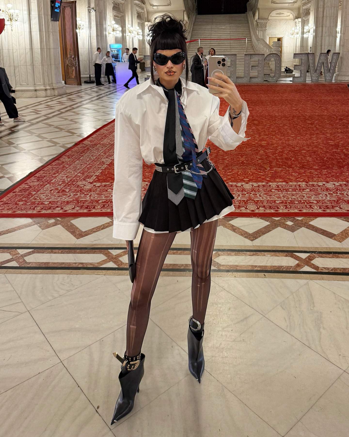 Irisha poartă o fustă scurtă